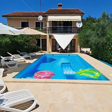 Big Pool In Apartment Pula
