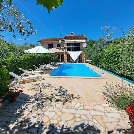 Big Pool In Apartment Pula
